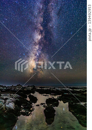 天の川が海辺に降り注ぐ屋久島の夜景 139492953