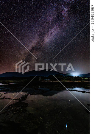 屋久島の海辺を彩る満天の星空 139492967