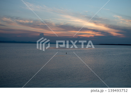 美しい夕暮れの空と湖 美しい夕暮れの空と湖 139493752