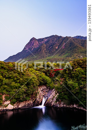 屋久島トローキの滝と雄大なモッチョム岳 139493861