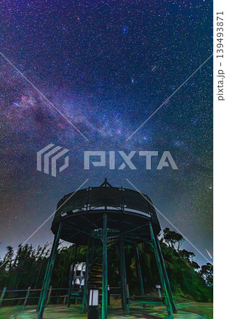 星空に包まれた天女ヶ倉公園の幻想的な夜景 139493871