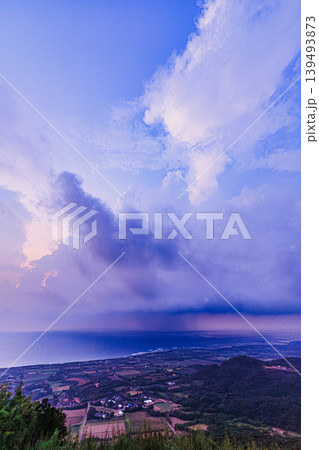 天女ヶ倉公園から見下ろす種子島の絶景と雷雲の空 139493873