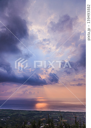 種子島の海に差し込む朝の光とドラマチックな雲景色 139493882
