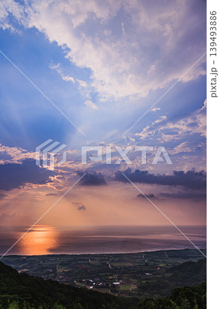 種子島の朝空と太平洋を染める柔らかな朝日 種子島の朝空と太平洋を染める柔らかな朝日 139493886