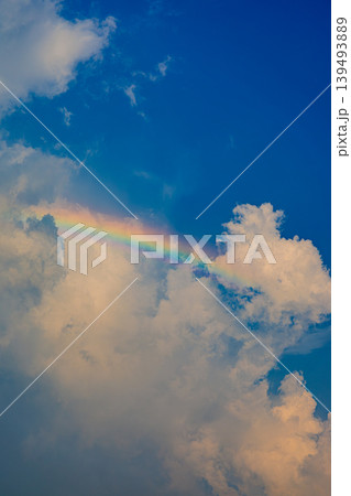夏空に現れた幻想的な彩雲 139493889