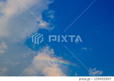 青い空と虹色の雲が織りなす自然風景 139493897