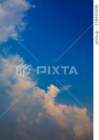 真夏の空に現れた神秘的な彩雲 真夏の空に現れた神秘的な彩雲 139493898