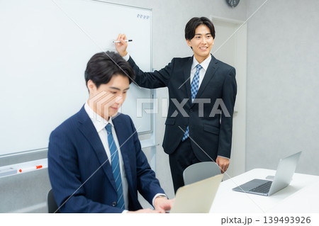 会議するビジネスマン 会議するビジネスマン 139493926