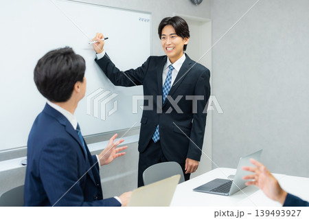 会議するビジネスマン  139493927