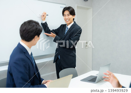 会議するビジネスマン  139493929