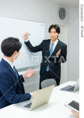 会議するビジネスマン 会議するビジネスマン 139493932