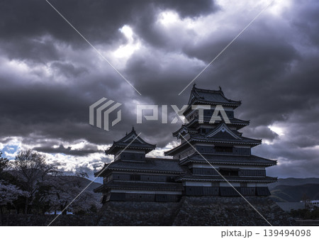 雪の松本城、長野県松本市、松本市街地、赤い橋 雪の松本城、長野県松本市、松本市街地、赤い橋 139494098