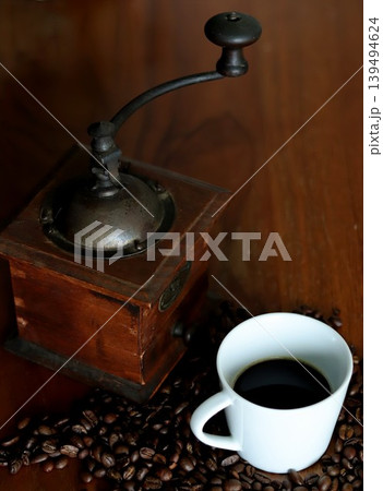 アンティークなコーヒーミルと深煎りコーヒー アンティークなコーヒーミルと深煎りコーヒー 139494624