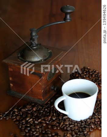 コーヒー豆と挽いたコーヒー コーヒー豆と挽いたコーヒー 139494626