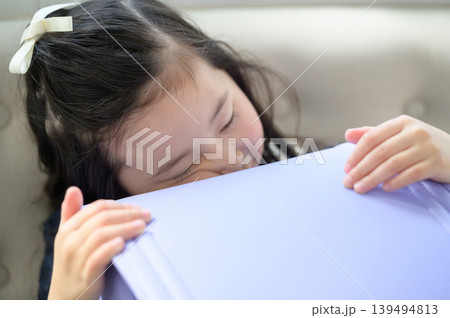 ソファでランドセルを抱えて寝る日本人の女の子 139494813