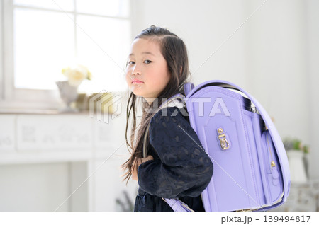 ランドセルを背負って振り向く日本人の女の子 ランドセルを背負って振り向く日本人の女の子 139494817