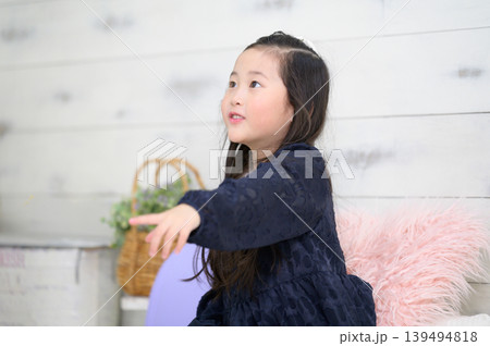室内で面接の練習をする日本人の女の子 室内で面接の練習をする日本人の女の子 139494818