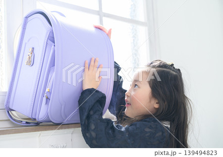 ランドセルを持つ日本人の女の子 139494823
