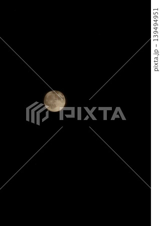 夜空に浮かぶ満月 139494951