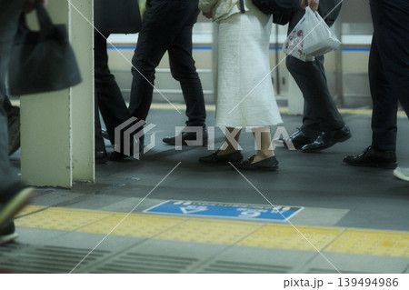 電車から見る駅のホーム 電車から見る駅のホーム 139494986