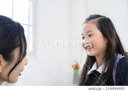 ランドセルを背負って話をする日本人親子 ランドセルを背負って話をする日本人親子 139494995