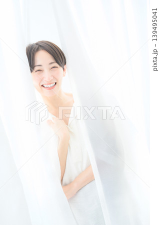 カーテンに包まれる30代の日本人女性 カーテンに包まれる30代の日本人女性 139495041