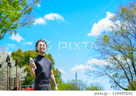 ペットボトルを持つスポーツウェアを着た日本人男性 ペットボトルを持つスポーツウェアを着た日本人男性 139495042