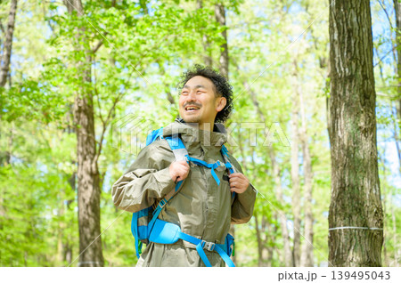 リュックを背負ってハイキングをする髭の生えた日本人男性 リュックを背負ってハイキングをする髭の生えた日本人男性 139495043