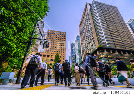 日本の東京都市景観5月8日。「大手町駅前」の交差点。帰宅するビジネスマンら…日本経済の行末は… 日本の東京都市景観5月8日。「大手町駅前」の交差点。帰宅するビジネスマンら…日本経済の行末は… 139495165