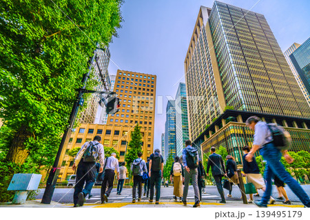 日本の東京都市景観5月8日。「大手町駅前」の交差点。帰宅するビジネスマンら…日本経済の行末は… 日本の東京都市景観5月8日。「大手町駅前」の交差点。帰宅するビジネスマンら…日本経済の行末は… 139495179