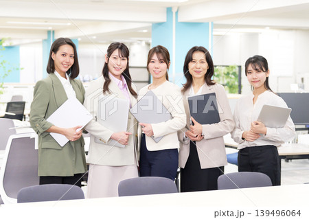 ノートパソコンを持つ女性ビジネスチームのポートレート 139496064