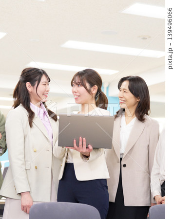 女性社員たちがノートパソコンを囲んで打ち合わせをするオフィス風景 女性社員たちがノートパソコンを囲んで打ち合わせをするオフィス風景 139496066