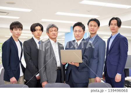 多様な世代の男性社員が揃う精鋭ビジネスチームの集合写真 139496068