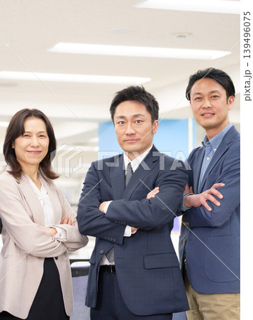 ミドル世代を中心としたビジネスチームのポートレート ミドル世代を中心としたビジネスチームのポートレート 139496075
