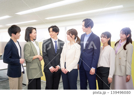 明るい職場で談笑する男女のビジネスパーソン 明るい職場で談笑する男女のビジネスパーソン 139496080