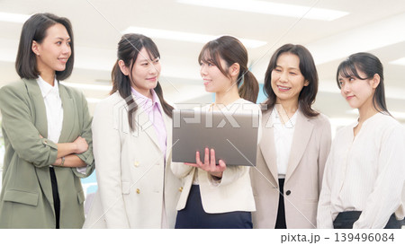 女性社員たちがノートパソコンを囲んで打ち合わせをするオフィス風景 女性社員たちがノートパソコンを囲んで打ち合わせをするオフィス風景 139496084