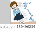 壁にもたれて落ち込む女子高生 壁にもたれて落ち込む女子高生 139496236