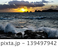 宮崎県日南市猪崎鼻公園キャンプ場から望む日向灘の七つ岩沖に昇る日出と押し寄せる波 139497942