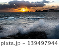 宮崎県日南市猪崎鼻公園キャンプ場から望む日向灘の七つ岩沖に昇る日出と押し寄せる波 139497944