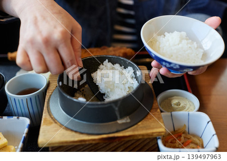 ご飯をよそう人 139497963