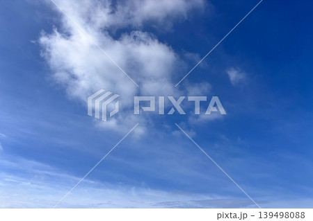 白い雲の広がる穏やかな青空 白い雲の広がる穏やかな青空 139498088