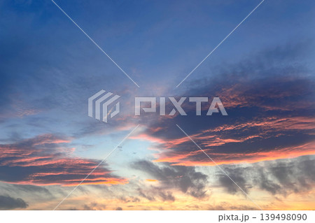 夕焼けに染まる雲と青空が広がる幻想的な空の風景 139498090