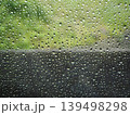 雨に濡れる窓 139498298