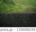 雨に濡れる窓 139498299