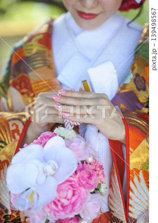 和装花嫁の結婚指輪とボールブーケの手元 神前式の色打掛 日本庭園|ブライダル広告・和婚イメージ素材 和装花嫁の結婚指輪とボールブーケの手元 神前式の色打掛 日本庭園|ブライダル広告・和婚イメージ素材 139498567