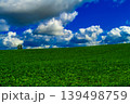 緑の丘と雲のある風景 139498759