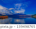 精進湖から望む冬の晴れた空と雲 139498765