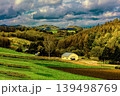 紅葉した落葉松の家 139498769