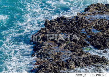 荒々しい岩場に打ち寄せる青い海 荒々しい岩場に打ち寄せる青い海 139498976