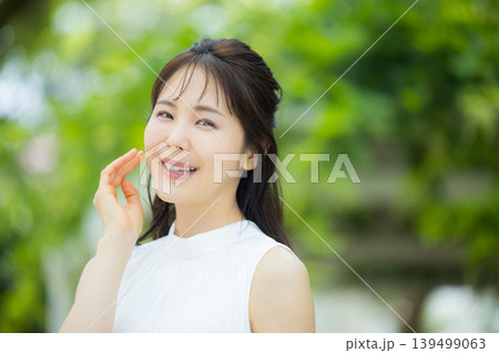 公園で寛ぐ女性 公園で寛ぐ女性 139499063